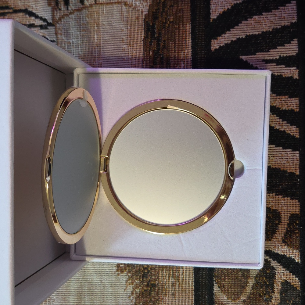 CHANEL Luxurious‎ Gold Compact Mirror - Picture 2 of 3